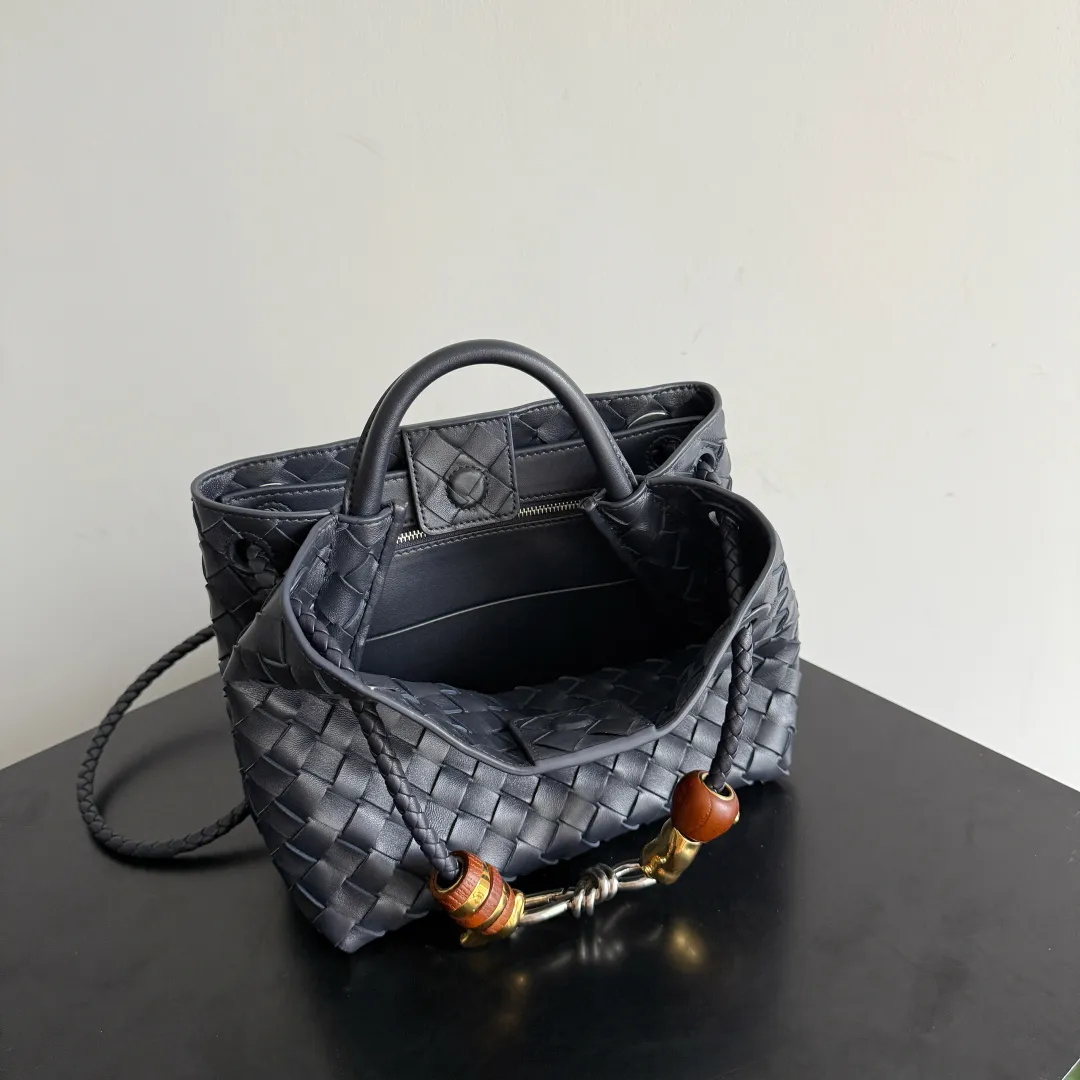 The new Andiamo batch of 3060 BV is shipped‼ ️The classic intercciato weaving process is used to create a soft bag, the metal knot is made of micro-cast aluminum using jewelry technology🪢, and the decorative beads are made of metal and hand-polished oak, allowing you to jump repeatedly between elegance and fun💃, making it unpredictable. Classic and versatile, it shows off your temperament, and the bag has a large capacity, making it very convenient for daily commuting! It has a variety of carrying methods, the shoulder straps can be adjusted by yourself, the original lambskin feels soft and delicate, and the unisex style breaks gender boundaries and brings a more practical and long-lasting use experience. The Andiamo, which has both elegant and casual styles, perfectly interprets the "fashionable old money style". Style number: 743568+wood hardware Color: space blue silver buckle Size: 25*22*10.5cm